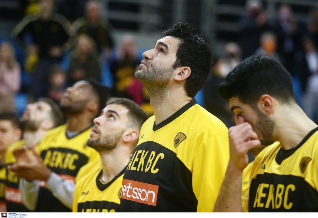 ΑΕΚ-Φάλκο: Έξαλλος ο Δέδας μπήκε στο παρκέ για να τα «ψάλλει» στους παίκτες του(video)