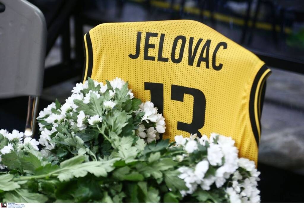 ΑΕΚ-Φάλκο: Έξαλλος ο Δέδας μπήκε στο παρκέ για να τα «ψάλλει» στους παίκτες του(video)