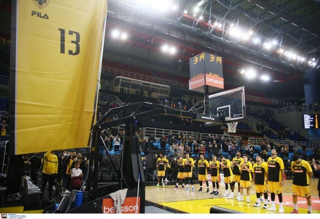 ΑΕΚ-Φάλκο: Έξαλλος ο Δέδας μπήκε στο παρκέ για να τα «ψάλλει» στους παίκτες του(video)