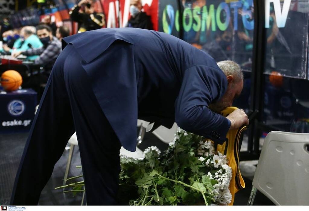 ΑΕΚ-Φάλκο: Έξαλλος ο Δέδας μπήκε στο παρκέ για να τα «ψάλλει» στους παίκτες του(video)