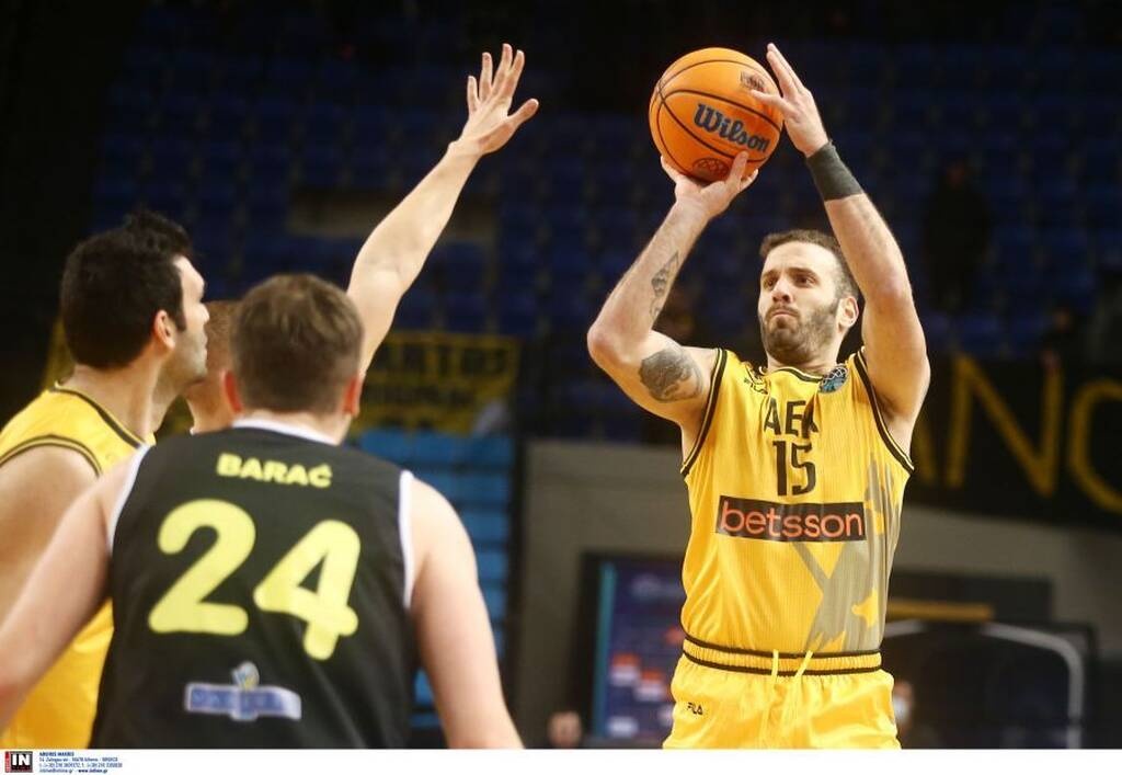 ΑΕΚ-Φάλκο: Έξαλλος ο Δέδας μπήκε στο παρκέ για να τα «ψάλλει» στους παίκτες του(video)