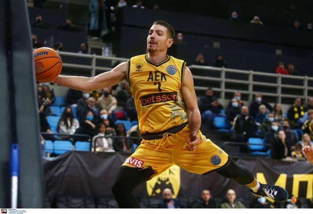 ΑΕΚ-Φάλκο: Έξαλλος ο Δέδας μπήκε στο παρκέ για να τα «ψάλλει» στους παίκτες του(video)