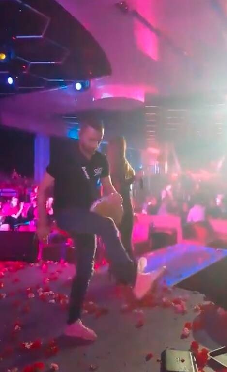 Έλληνας ξεπέρασε τον Μέσι! Τρομερά κόλπα σε μπουζούκια με γαρδένιες ενώ παίζει τουμπερλέκι (video)