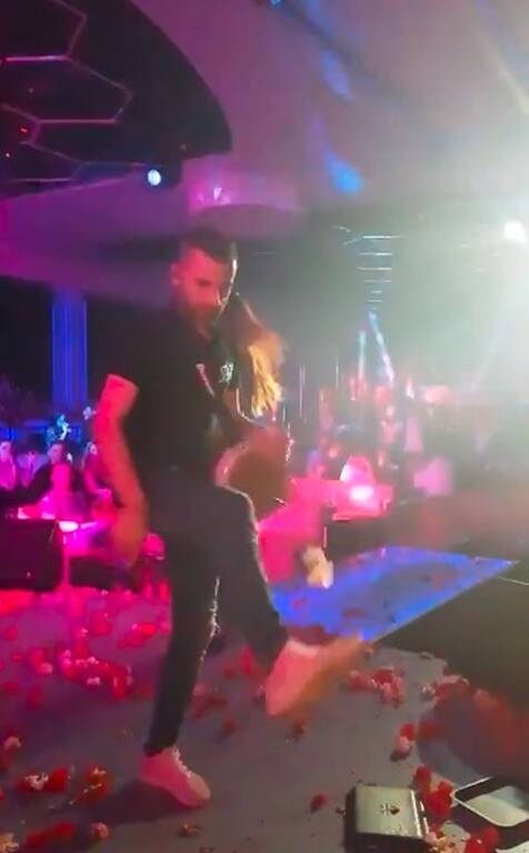 Έλληνας ξεπέρασε τον Μέσι! Τρομερά κόλπα σε μπουζούκια με γαρδένιες ενώ παίζει τουμπερλέκι (video)