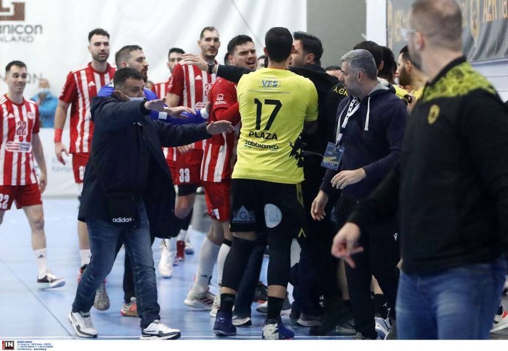 Εικόνες από το πρόσφατο ντέρμπι ΑΕΚ-Ολυμπιακός που έληξε ισόπαλο 26-26