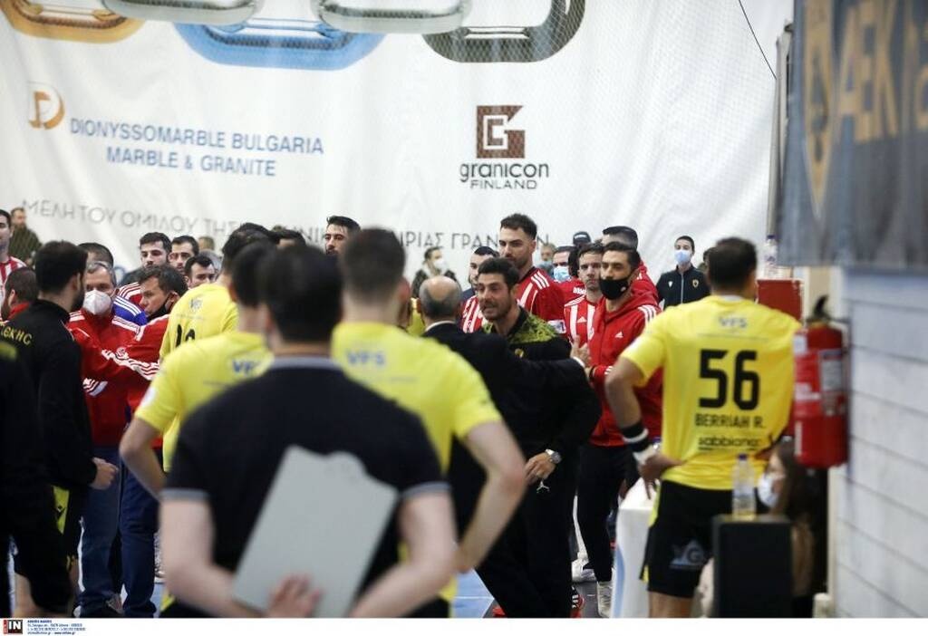 Εικόνες από το πρόσφατο ντέρμπι ΑΕΚ-Ολυμπιακός που έληξε ισόπαλο 26-26