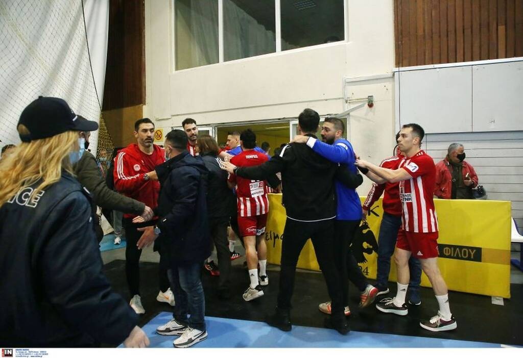Εικόνες από το πρόσφατο ντέρμπι ΑΕΚ-Ολυμπιακός που έληξε ισόπαλο 26-26