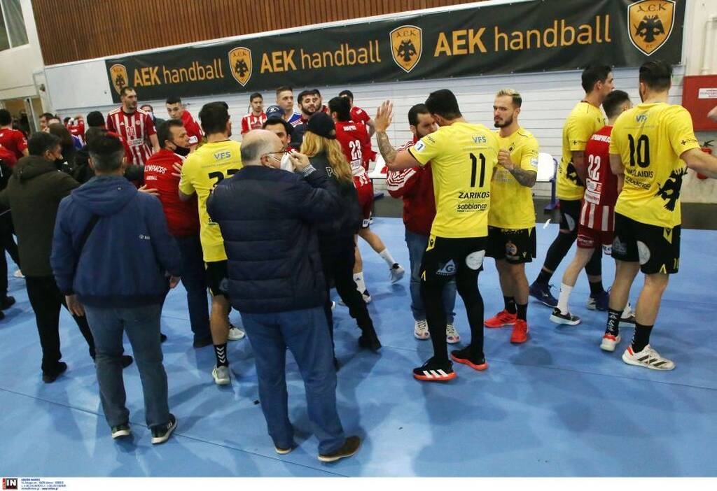 Εικόνες από το πρόσφατο ντέρμπι ΑΕΚ-Ολυμπιακός που έληξε ισόπαλο 26-26