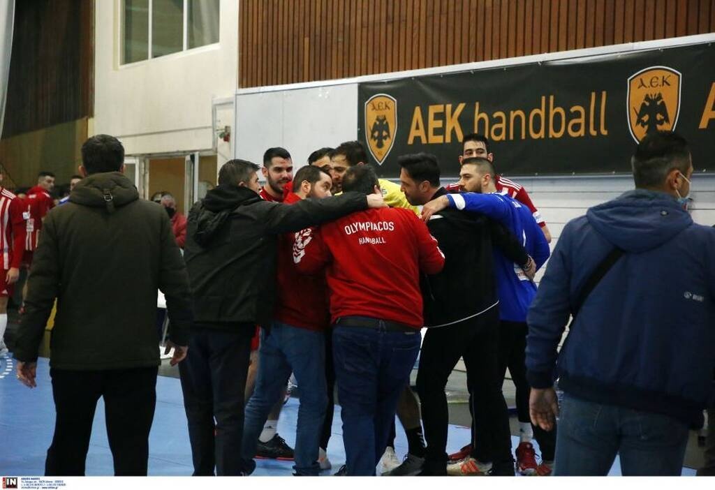 Εικόνες από το πρόσφατο ντέρμπι ΑΕΚ-Ολυμπιακός που έληξε ισόπαλο 26-26