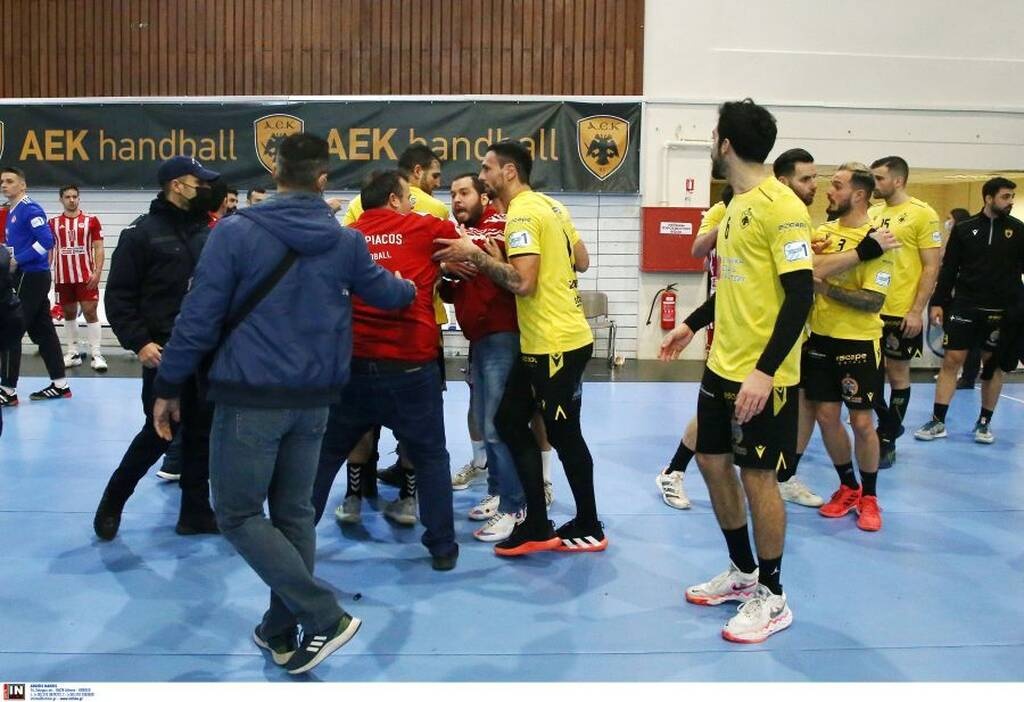 Εικόνες από το πρόσφατο ντέρμπι ΑΕΚ-Ολυμπιακός που έληξε ισόπαλο 26-26