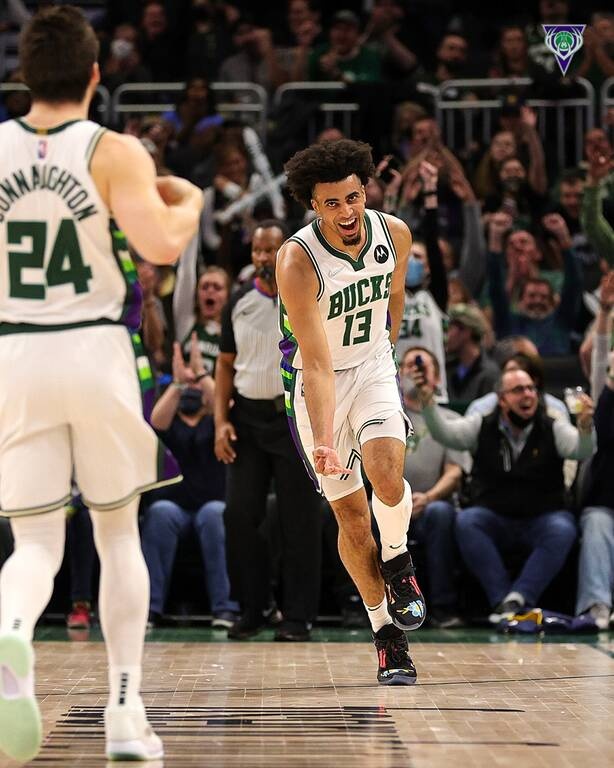 Διέλυσαν τους Πέισερς χωρίς Γιάννη και Μίντλετον οι Μπακς! (photos&video)