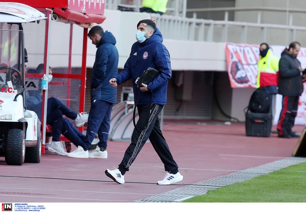 Ολυμπιακός-Λαμία: Στον πάγκο ο Μανωλάς - Αποθεώθηκε από τον κόσμο (photos)