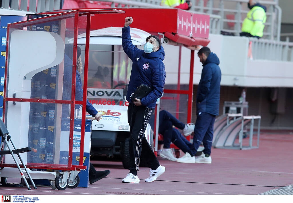 Ολυμπιακός-Λαμία: Στον πάγκο ο Μανωλάς - Αποθεώθηκε από τον κόσμο (photos)