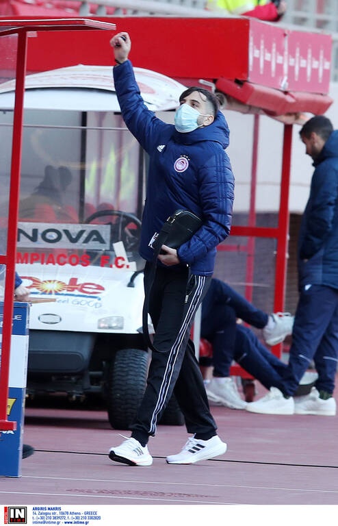 Ολυμπιακός-Λαμία: Στον πάγκο ο Μανωλάς - Αποθεώθηκε από τον κόσμο (photos)