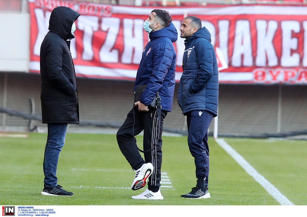 Ολυμπιακός-Λαμία: Στον πάγκο ο Μανωλάς - Αποθεώθηκε από τον κόσμο (photos)