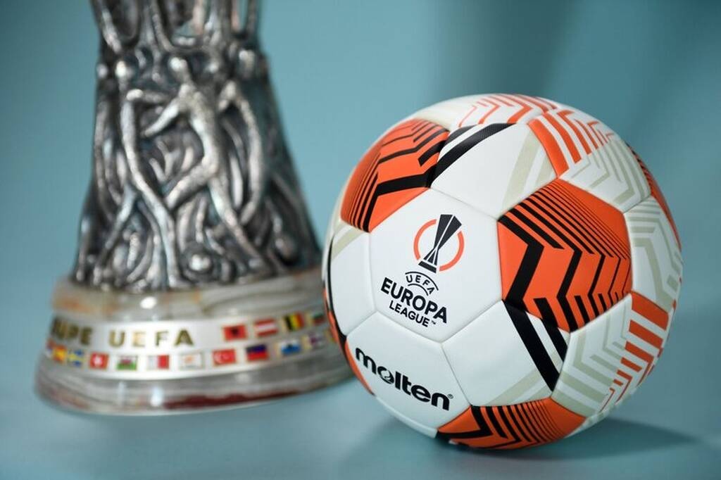 Η μπάλα του Europa League και η κούπα.