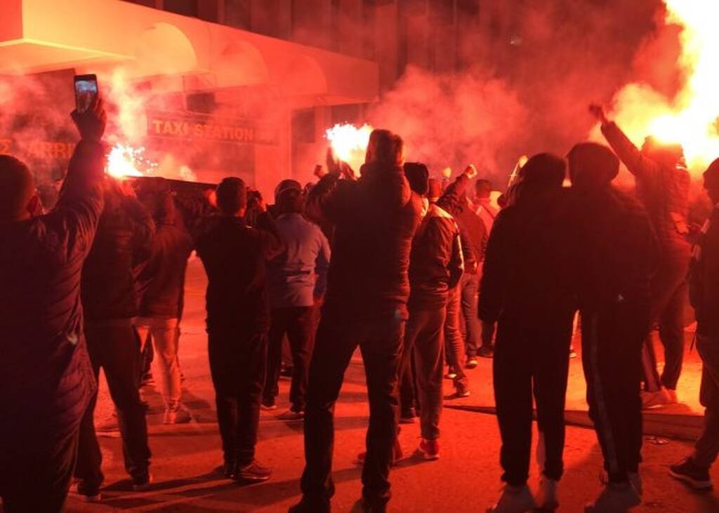 ΟΦΗ: Στα ουράνια οι οπαδοί των Κρητικών και υποδοχή στο αεροδρόμιο (videos)