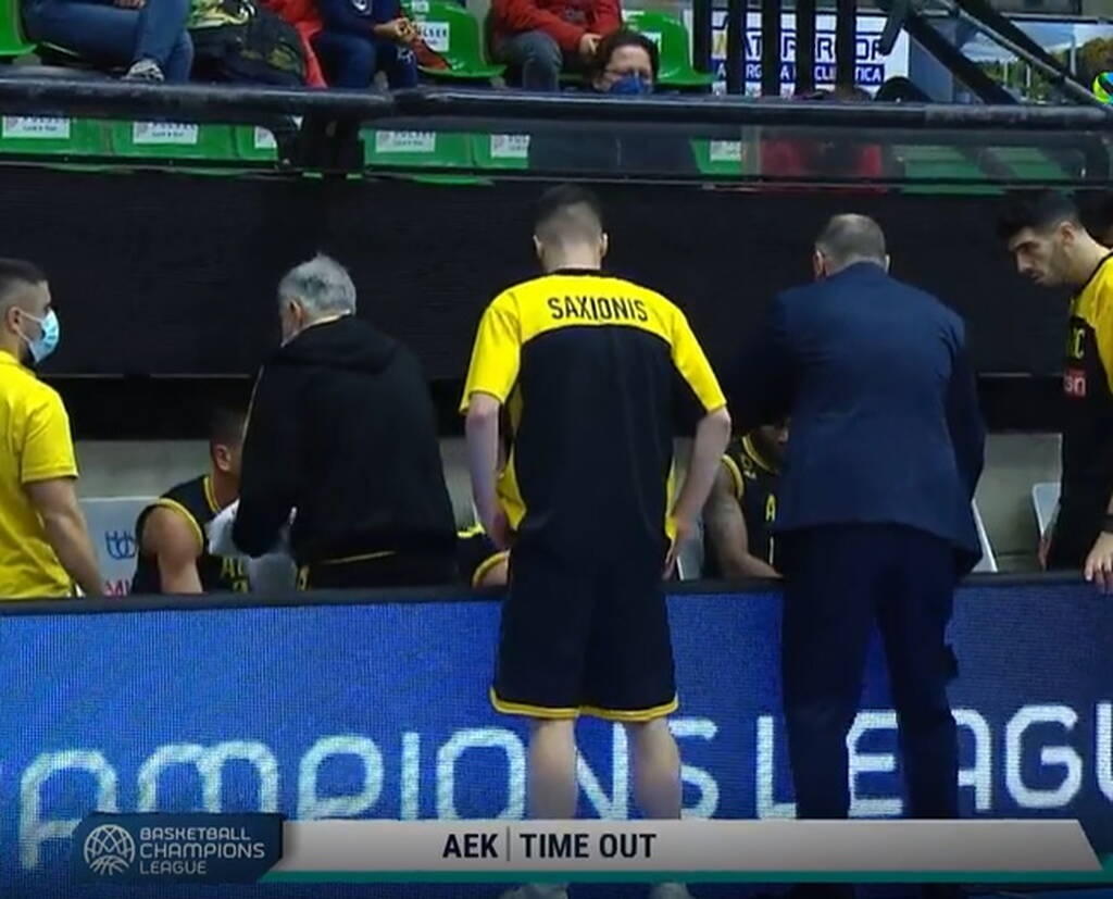 AEK: Χοντρό επεισόδιο Δέδα - Ανγκόλα - Ένταση και... «σκάσε!» στο τάιμ άουτ (video)