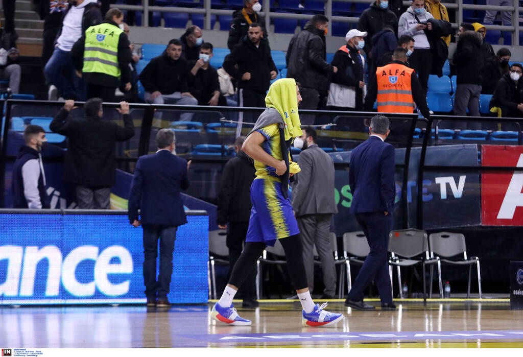 Ένταση στα Λιόσια - Οπαδοί της ΑΕΚ έφτασαν μέχρι τον πάγκο του Περιστερίου