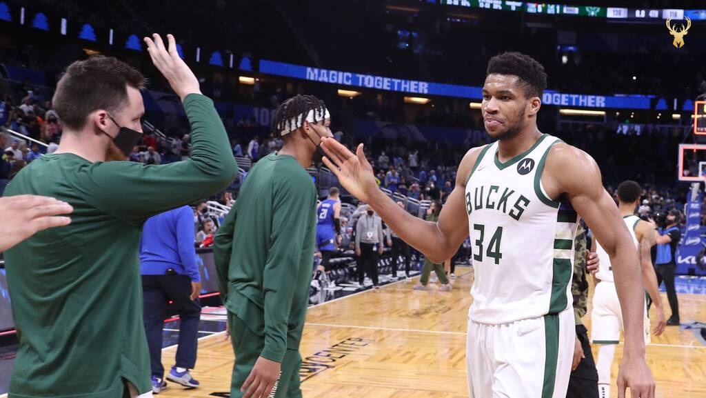 NBA: Νικηφόρο φινάλε για το 2021 οι Μπακς με κορυφαίο Giannis (photos+videos)