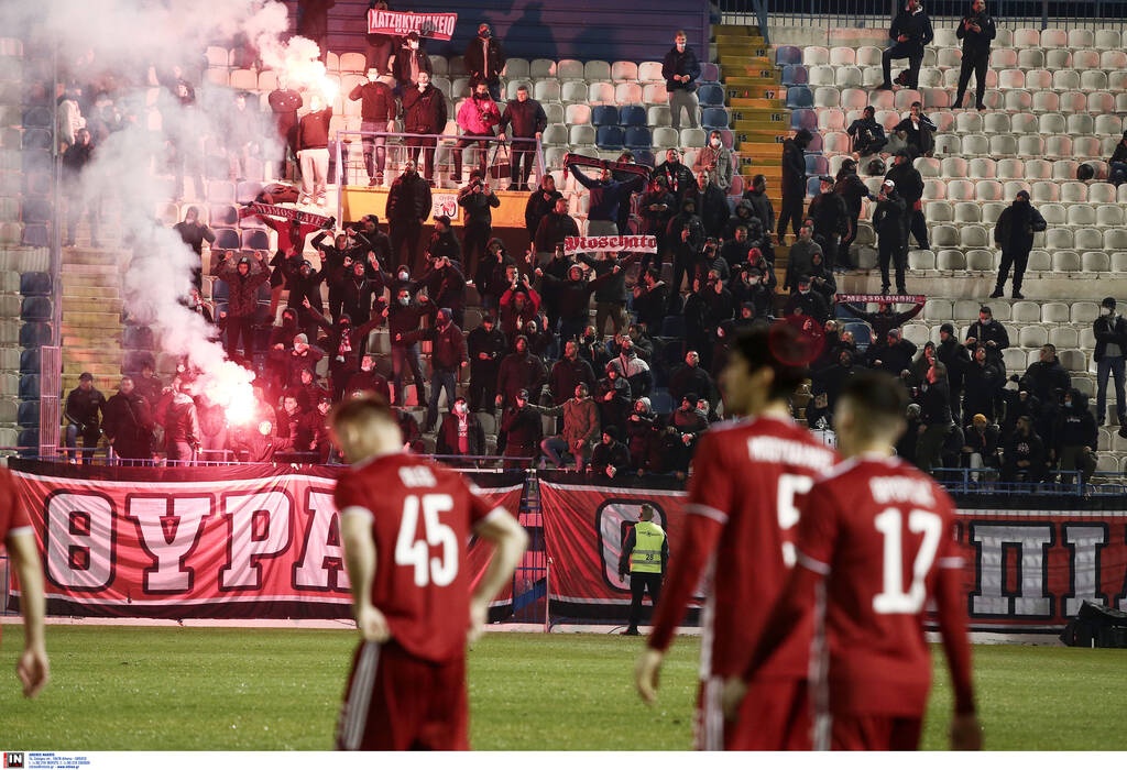 Απόλλων Σμύρνης-Ολυμπιακός: Ερυθρόλευκοι οπαδοί με καπνογόνα στη Ριζούπολη (photos)
