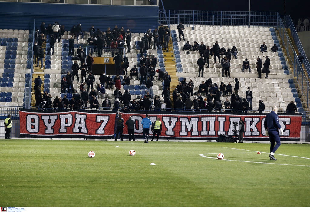 Απόλλων Σμύρνης-Ολυμπιακός: Ερυθρόλευκοι οπαδοί με καπνογόνα στη Ριζούπολη (photos)