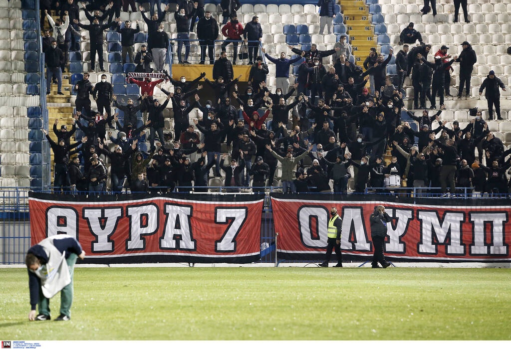 Απόλλων Σμύρνης-Ολυμπιακός: Ερυθρόλευκοι οπαδοί με καπνογόνα στη Ριζούπολη (photos)