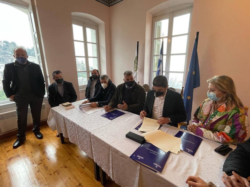 Αυγενάκης: «Υπογράφηκε η προγραμματική σύμβαση για τη βελτίωση γηπέδων στο Νότιο Πήλιο»