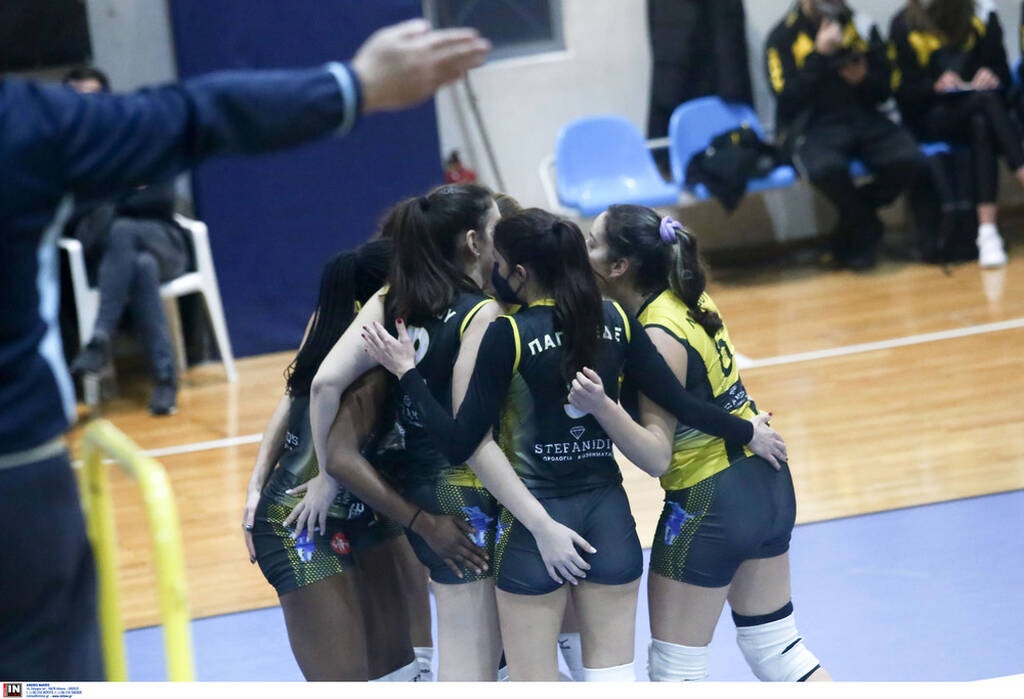 Volleyleague γυναικών: Επεισοδιακή νίκη για ΑΕΚ – Διακοπή λόγω φωτοβολίδας