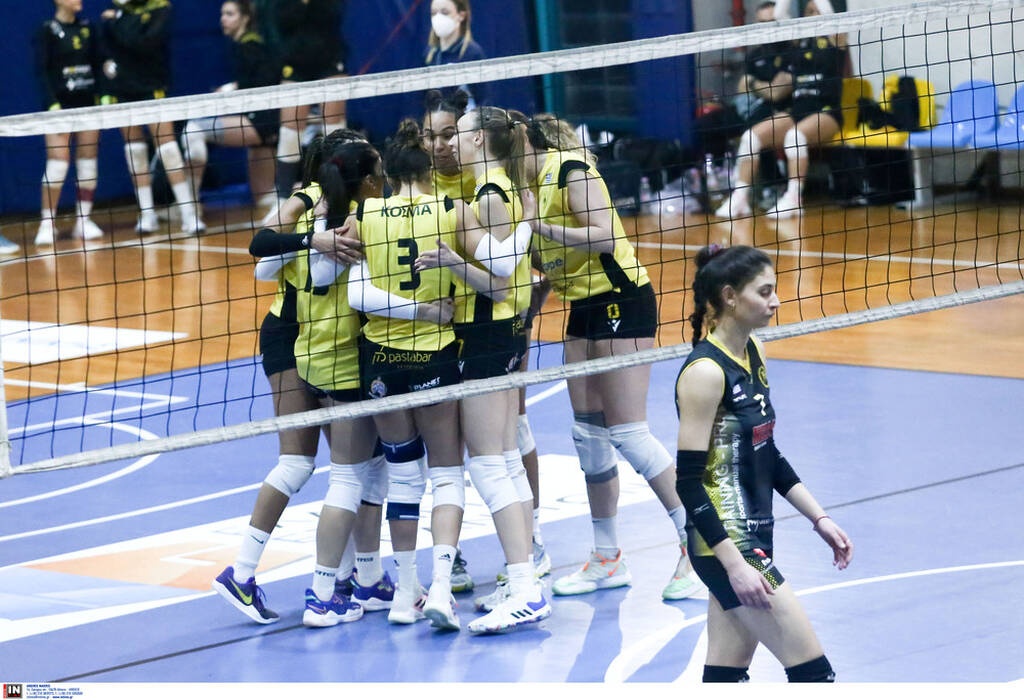Volleyleague γυναικών: Επεισοδιακή νίκη για ΑΕΚ – Διακοπή λόγω φωτοβολίδας