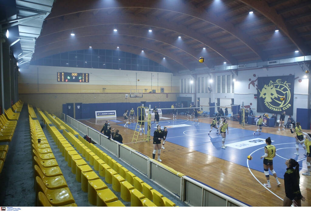 Volleyleague γυναικών: Επεισοδιακή νίκη για ΑΕΚ – Διακοπή λόγω φωτοβολίδας