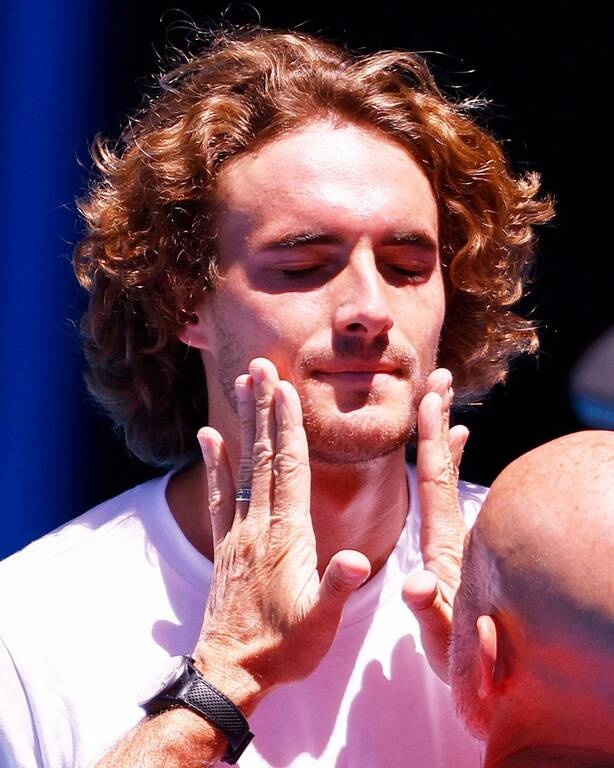 Australian Open: «Η θέση για αυτόν που απλώνει αντηλιακό στον Στέφανο Τσιτσιπά… καλύφθηκε» (photo)