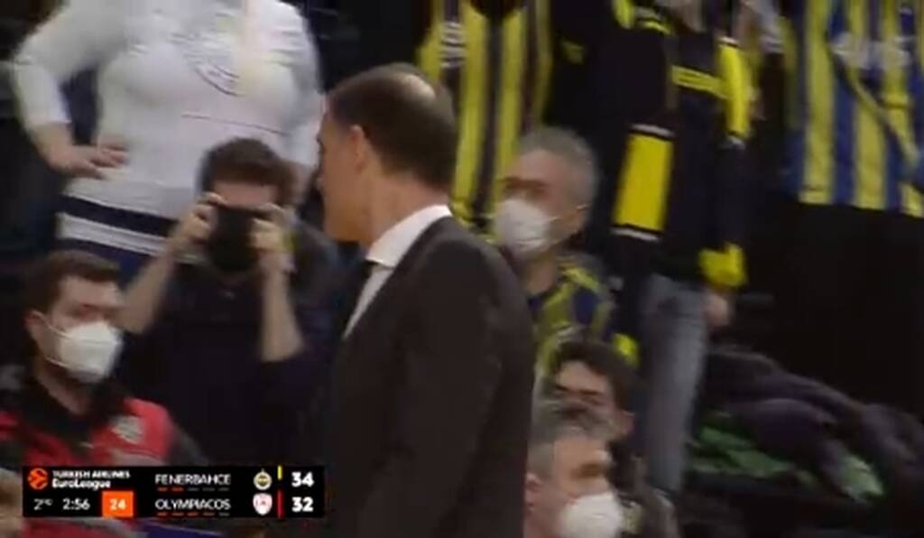 Φενέρμπαχτσε-Ολυμπιακός: Έξαλλος ο Μπαρτζώκας - Τα έβαλε με τους διαιτητές και αποβλήθηκε