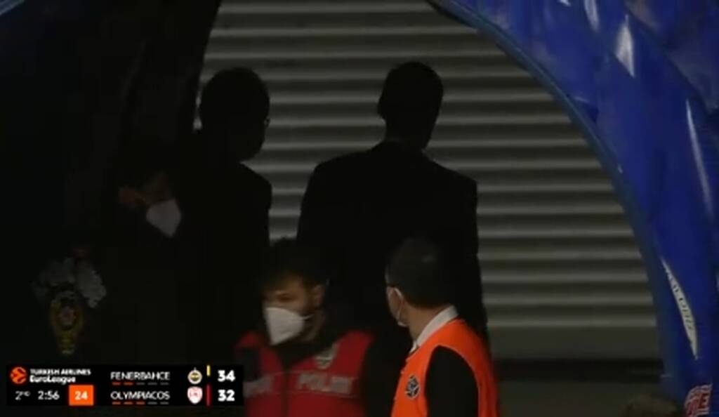 Φενέρμπαχτσε-Ολυμπιακός: Έξαλλος ο Μπαρτζώκας - Τα έβαλε με τους διαιτητές και αποβλήθηκε