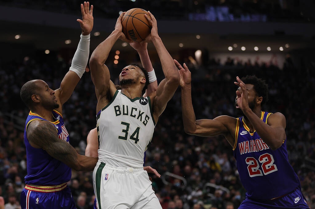 NBA: Μαγικοί Μπακς διέλυσαν του Γουόριορς - Απίθανη εμφάνιση από Αντετοκούνμπο (photos+video)