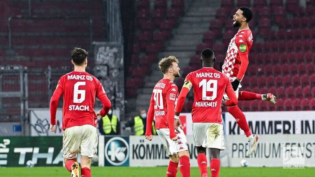 Bundesliga: Χατ τρικ ο Λεβαντόφσκι και τεσσάρα η Μπάγερν! (vid+photos)