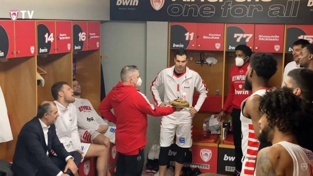 Oλυμπιακός-Ιωνικός: Το... πάρτι στα «ερυθρόλευκα» αποδυτήρια (video)