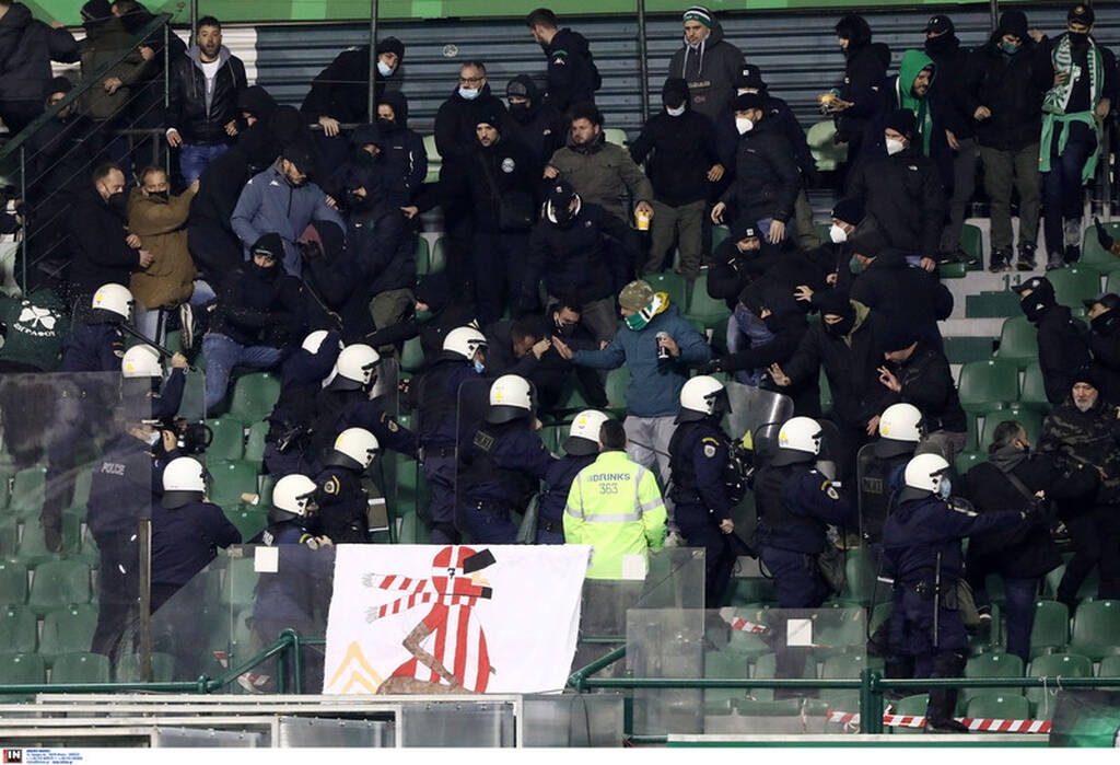 Παναθηναϊκός-Ολυμπιακός: Η στήριξη στον Τζαβίδα και ένταση στις εξέδρες (photos)