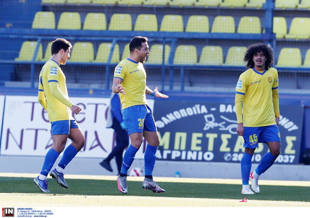 Παναιτωλικός-Ολυμπιακός: «Πάγωσαν» με οπαδό στο Αγρίνιο - Λιποθύμησε στην εξέδρα (photos)