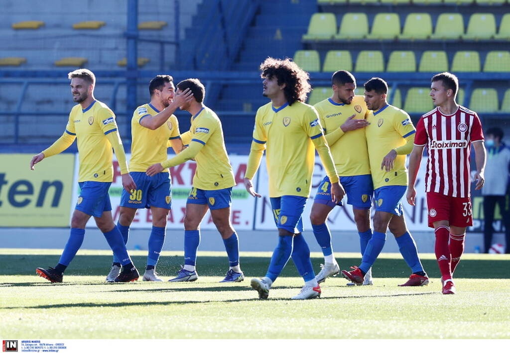 Παναιτωλικός-Ολυμπιακός: «Πάγωσαν» με οπαδό στο Αγρίνιο - Λιποθύμησε στην εξέδρα (photos)