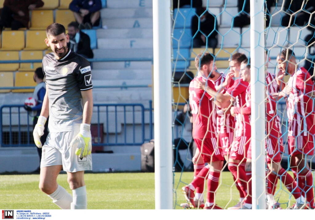 Παναιτωλικός-Ολυμπιακός: «Πάγωσαν» με οπαδό στο Αγρίνιο - Λιποθύμησε στην εξέδρα (photos)