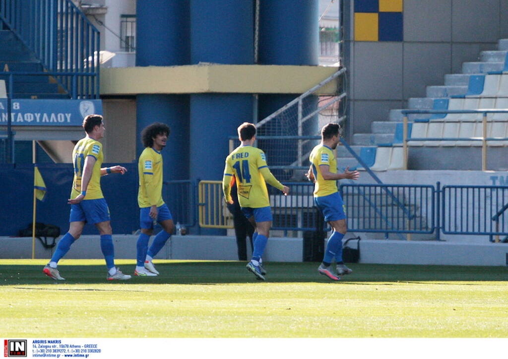 Παναιτωλικός-Ολυμπιακός: «Πάγωσαν» με οπαδό στο Αγρίνιο - Λιποθύμησε στην εξέδρα (photos)