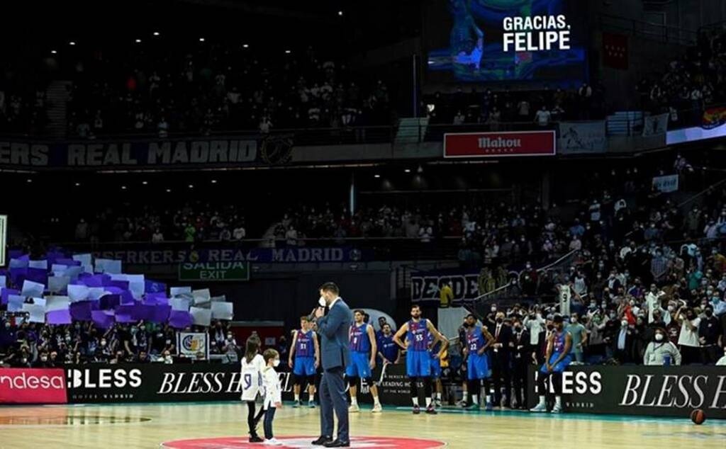 Ρεάλ Μαδρίτης-Μπαρτσελόνα: Διακοπή στο clasico για να τιμηθεί ο Ρέγες (video)