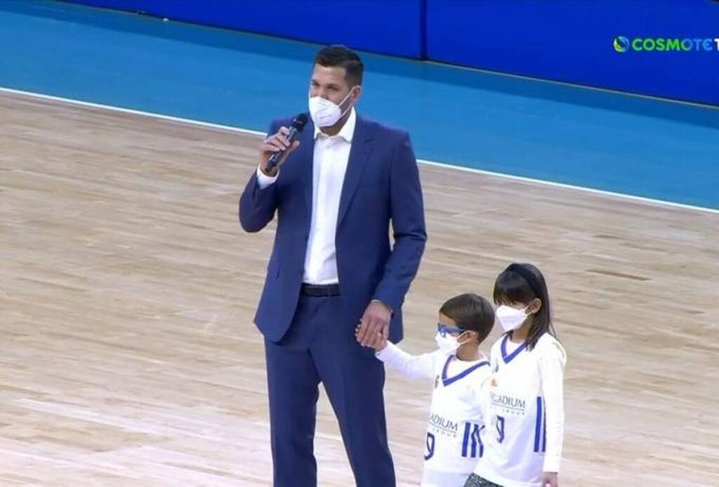 Ρεάλ Μαδρίτης-Μπαρτσελόνα: Διακοπή στο clasico για να τιμηθεί ο Ρέγες (video)