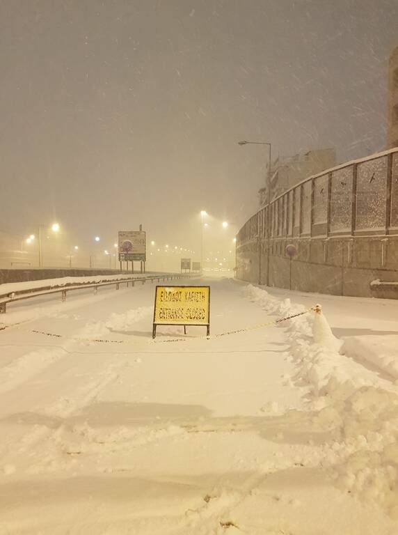 Κακοκαιρία «Ελπίδα»: Επεμβαίνει ο στρατός στην Αττική Οδό για να σώσει τους εγκλωβισμένους οδηγούς