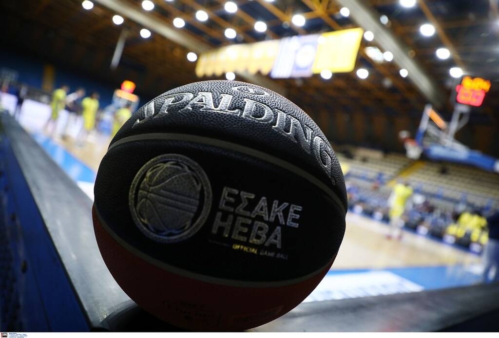 Βίντεο ντοκουμέντο: Έλληνας μπασκετμπολίστας κλέβει τους συμπαίκτες του (photos+video)