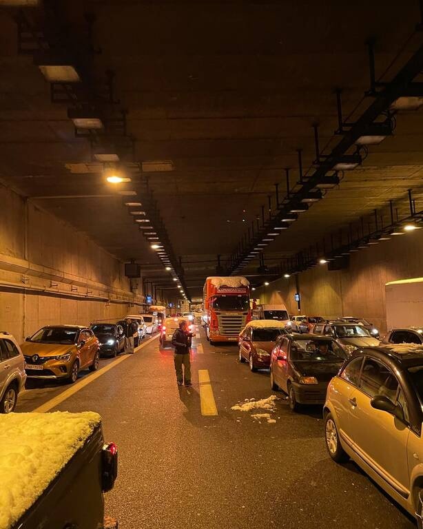 Μεγαλείο Μπουρούση: Ρυμούλκησε αυτοκίνητα που είχαν ακινητοποιηθεί!