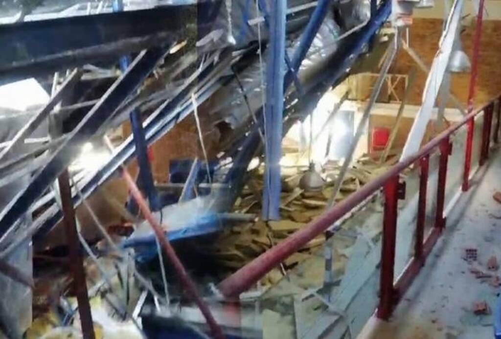 Συγκλονιστικές εικόνες - Δεν άντεξε και έπεσε η οροφή του κλειστού του «Δαΐς» (photos)