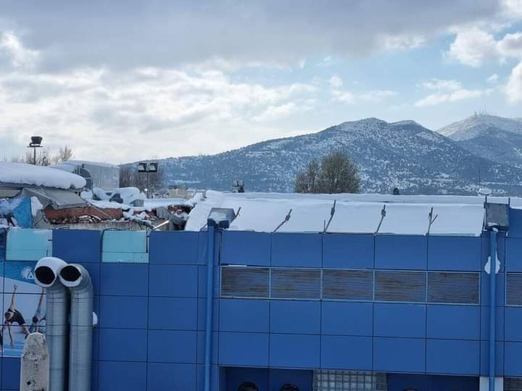 Συγκλονιστικές εικόνες - Δεν άντεξε και έπεσε η οροφή του κλειστού του «Δαΐς» (photos)
