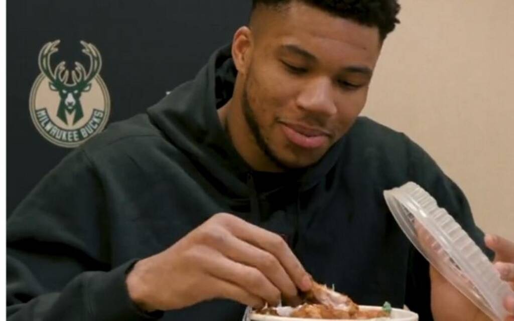 Γιάννης Αντετοκούνμπο: Το... γεύμα στη συνέντευξη Τύπου μετά τη βαριά ήττα (video)